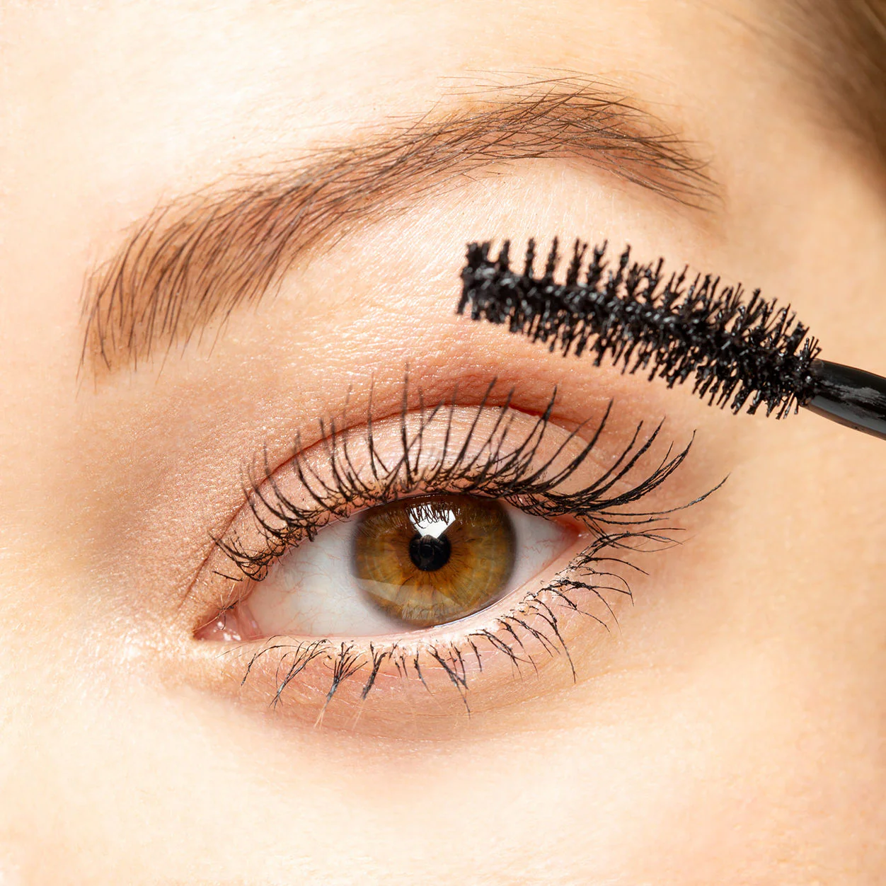 Eclipse Volumizing and Curling Mascara - Image 3
